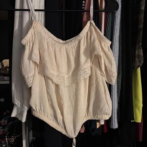 Guess Cream Off-Shoulder blouse
